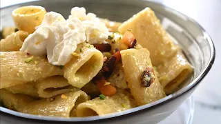 PASTA CREMOSA CON PESTO DI PISTACCHI, BURRATA E GUANCIALE