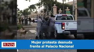 Mujer protesta desnuda frente al Palacio Nacional