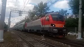 Электровоз ЭП20-077 с двухэтажным фирменным поездом Таврия №164 Москва - Феодосия