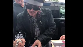 Johnny Depp show some love to his fan