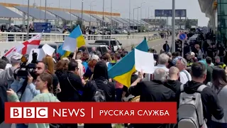 Первый за 4 года самолет из России в Грузии встретили протестами
