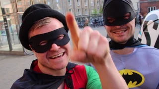 BATMAN OG ROBIN GIVER PANT VIDERE TIL HJEMLØSE!