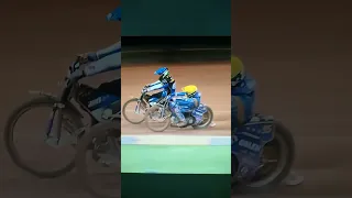 Bartosz Zmarzlik wipes out Jason Doyle (Warsaw SGP 2023)