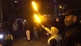 Украинские националисты зажгли фаеры под офисом Дмитрия Гордона