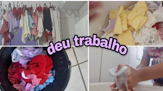 Lavando as roupinhas da baby na mão (grávida aos 13)