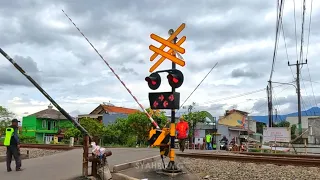 RAILROAD CROSSING INDONESIA Kompilasi Perlintasan Kereta Api