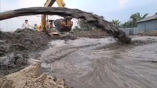 Quá trình bơm 1 ghe cát vào hố sâu ở miền Tây/Pump 1 boat of sand into a deep hole