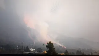 La Palma eruption day 21 volcano side bursts, flood in real time