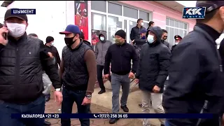«Я тебя прикончу»: журналисты Шымкента вышли на акцию протеста против полицейского произвола