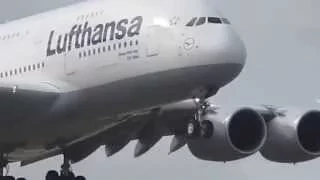 Посадка Airbus А380 в сильный ветер / Airbus A380 landing in strong wind