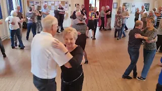 Västerträffen 11/11 2022 Anders Björk sjunger å spelar. Dansen heter Cykelnyckeln