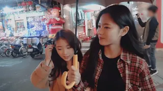 Hyunjin and Yeojin share an umbrella