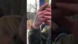 😢 До слёз: девушка молится у Киево-Печерской Лавры на коленях во время сатанинских плясок украинцев