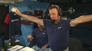 Karl Ravech catches a foul ball from the commentating booth 🤣 #LLWS