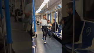 MARI M танцует в метро #shortsvideo