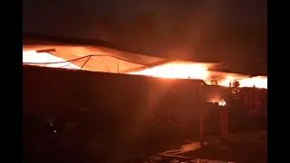 Grave incendio durante las horas de la madrugada dejó 400 locales comerciales destruidos en Itagüí