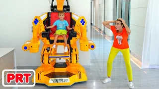 Vlad e Niki brincando com um carro robô de brinquedo