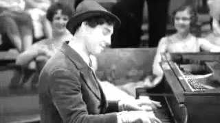 Chico Marx tocando el piano