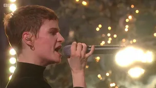 Christine and the Queens 'Girlfriend'-Top of the Pops!
