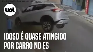 Carro invade em calçada e quase atinge idoso; vídeo mostra o acidente no ES