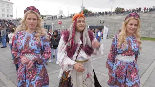 Baba Yaga и близняшками Катя и Волга Король на Дне города Екатеринбурга 2018!