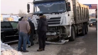 Самосвал протаранил дорогой внедорожник в Хабаровске. MestoproTV