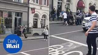 Shocking moment fight breaks out in the middle of busy London road - Daily Mail