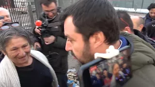 Salvini in mezzo ai bambini rom di Torino: "Matteo non avere paura"