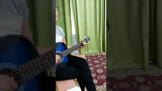 Красивая Казашка играет на гитаре!!A beautiful Kazakh girl plays the guitar.