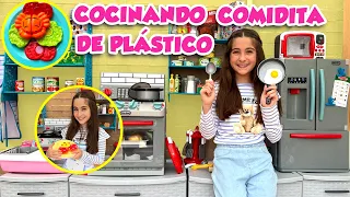 JUGANDO A LA COCINITA/ COMIDITAS DE PLÁSTICO #laracampos #cocinita