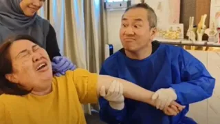 Chris Leong Treatment Stroke Neck, Elbow Dislocation, Hips and Lower Back Problems😱