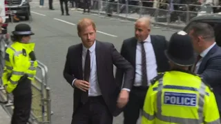 Il principe Harry arriva in tribunale a Londra