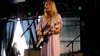 Lissie sings In Sleep at Glastonbury 2010 053.mpg