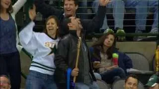 Suzy sings Living On A Prayer at Dallas Stars Game