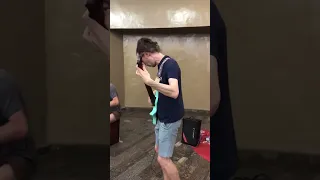 музыканты в метро Москвы нормально исполняют