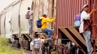 Chasing Mexico's "Death Trains" - Persiguiendo Los Trenes