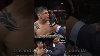 "¡Viva México, perros!"celebra Brandon Moreno al conseguir su campeonato en el peso  mosca.