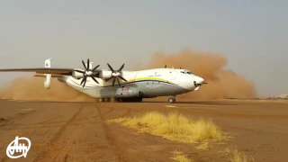 An-22 is landing on unpaved runway/Ан-22 посадка на грунт