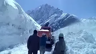Snow clearance in Zojila pass.