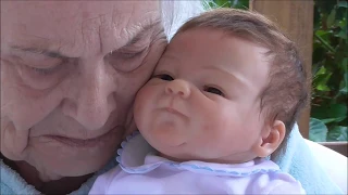 llego un nuevo bebe reborn....la emocion de mi madre me deja sin palabras