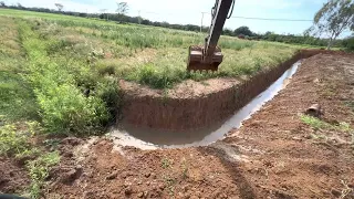 LIMPANDO VALETA DE ESCOAMENTO 🌊 Escavadeira hidráulica op iago
