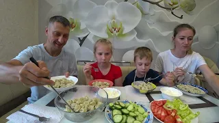 МУКБАНГ НАКОНЕЦ-ТО С ПАПОЙ! СОЧНЫЕ ПЕЛЬМЕНИ #dumplings #StepFamily #mukbang