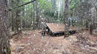 3 DAYS Build in 46 min: a dugout in high water, camouflage, May Snowfall. Solo Bushcraft