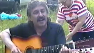 Сергей Лёвкин ( ВИА " Синяя птица " ) отдыхает на природе, поёт под гитару