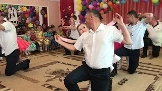 Трогательный танец пап и дочек. г. Первомайск. Детский сад «Звездочка»