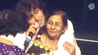 Sonu Nigam singing with his mother first time on stage very heart touching video