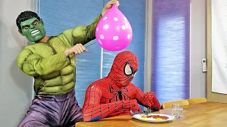 Spider Man Hulk İn The Kitchen WATER BALLOON PRANK!