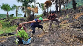 Huong came to help Hung with the seedlings - Hung's mother did not accept and chased Huong away.