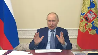 Владимир Путин: Граждане обращаются, чтобы их вопросы были решены, а не лежали под сукном!