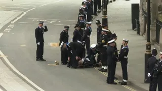 Un policier s'évanouit devant l'abbaye de Westminster avant les funérailles de la reine | AFP Images